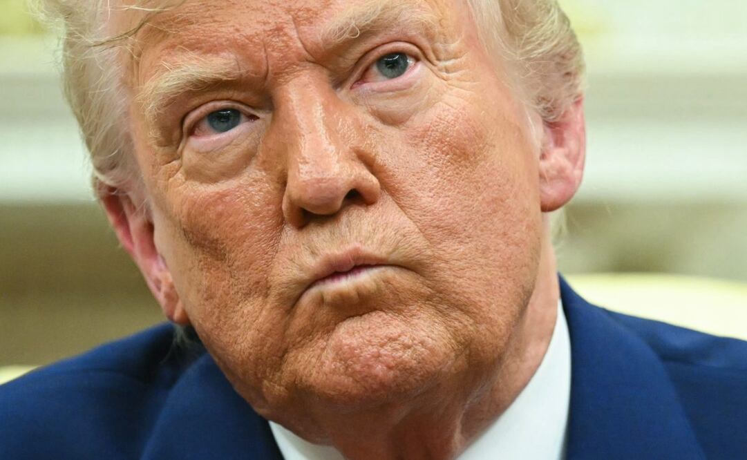 El presidente de Estados Unidos, Donald Trump, observa durante una reunión con el primer ministro israelí, Benjamin Netanyahu, en la Oficina Oval de la Casa Blanca en Washington, D.C., el 7 de abril de 2025. El primer ministro israelí, Benjamin Netanyahu, estuvo en Washington el lunes para reunirse con Donald Trump, a quien probablemente le pedirá una suspensión de los aranceles estadounidenses mientras busca mayor respaldo en Irán y Gaza. Foto: AFP