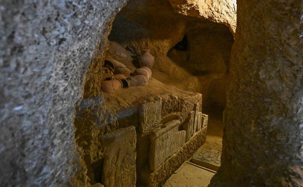 Una imagen muestra un alijo intacto de material de momificación y herramientas del período ptolmaico, durante un evento mediático para anunciar nuevos descubrimientos realizados por una misión arqueológica egipcia en el Templo del Valle de la Reina Hatshepsut en Deir El-Bahari, en la orilla occidental del Nilo, en Luxor, el 8 de enero. 2025. Foto: AFP