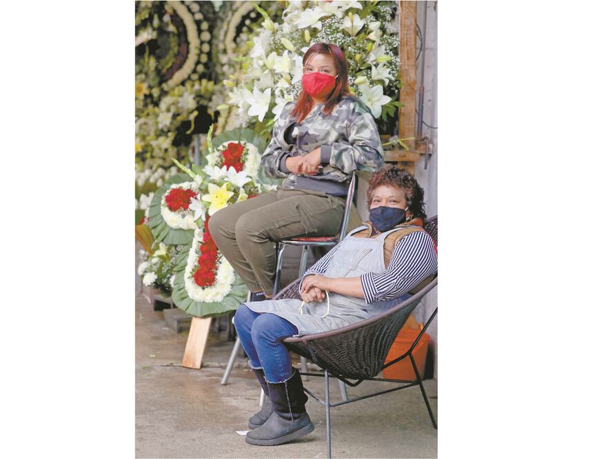 María Andrea, de 56 años es diabética, y su hija Guadalupe Castillo venden arreglos funerarios y ambas se contagiaron de Covid. Foto: BERENICE FREGOSO. EL UNIVERSAL