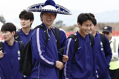 Mundial 2026: selección de Corea del Sur arriba a Guadalajara; mariachis y fans los reciben en el aeropuerto