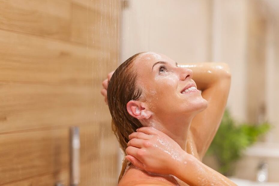 Usa los productos adecuados, evita el agua caliente y no olvides el acondicionador. Foto: Freepik