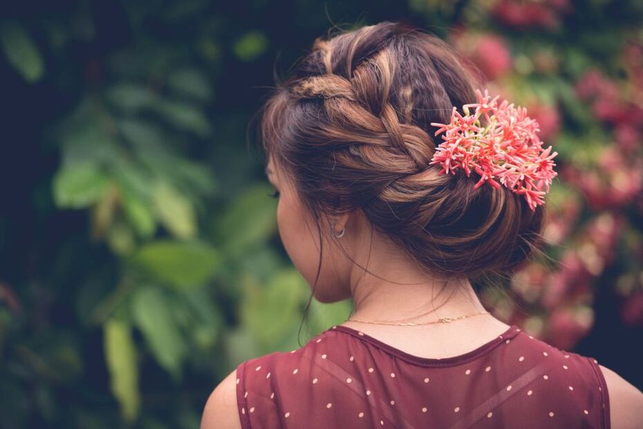 Accesorios como las diademas y pañuelos son perfectos para ocultar las canas en melenas largas y medianas. Foto: Freepik