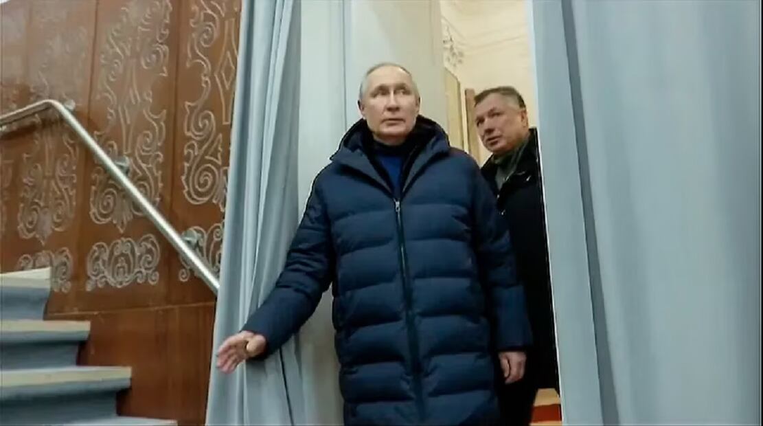 En esta foto tomada de un video publicado por la televisión rusa el 19 de marzo de 2023, el presidente ruso Vladimir Putin visita el teatro Mariupol durante su visita a la región de Donetsk.
POOL Russian TV