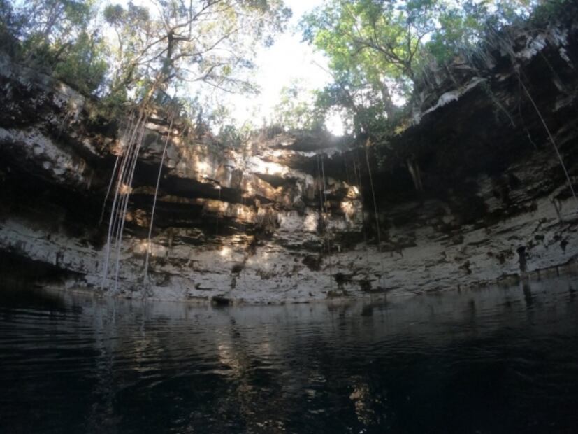 Descubren canoa maya en cenote... mil años después