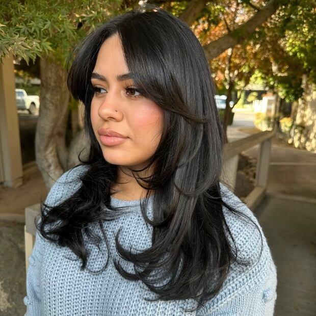 El flequillo mariposa es largo, desfilado y abierto. Foto: Instagram @hair.by.gabby.g