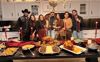 Los Aguilar celebran el Día de Acción de Gracias con foto familiar: Ángela y Christian posan sonrientes 