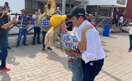 Al ritmo de la tambora, candidato a gobernador de Sinaloa visita playa y baila