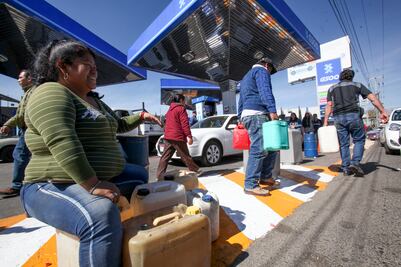 Diana esperó hasta tres horas de pie para llenar bidones en gasolinera