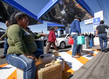 Diana esperó hasta tres horas de pie para llenar bidones en gasolinera