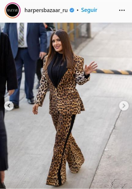Salma Hayek luce espectacular en transparencias y animal print