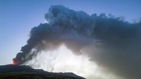 La erupción del volcán Etna se intensifica con lava y una columna de humo de 5 kilómetros