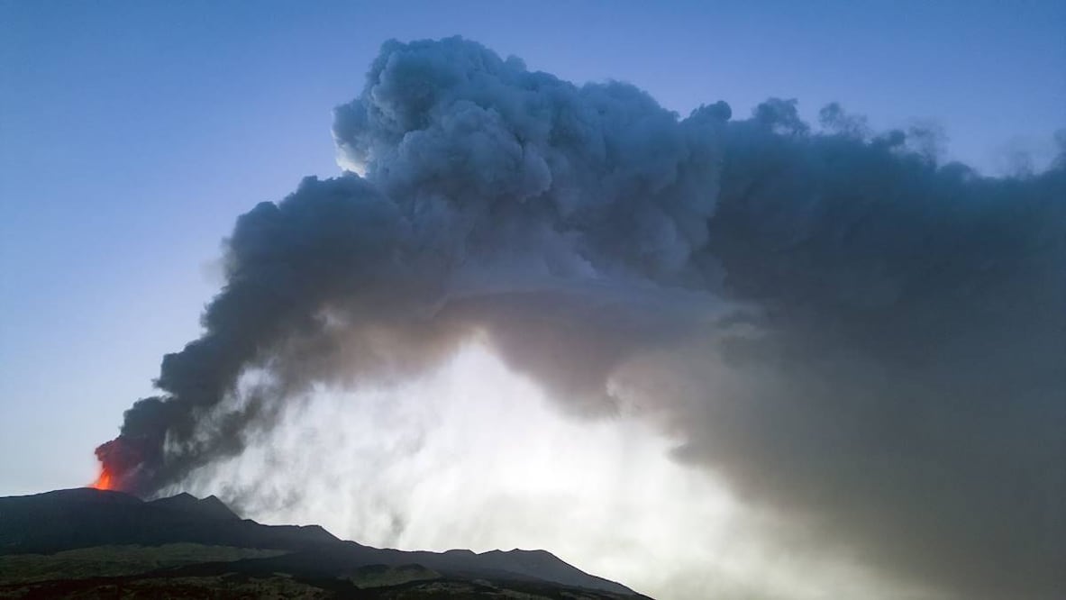 Una imagen muestra la erupción del volcán Etna el 7 de julio de 2024 en Sicilia. FOTO: AFP