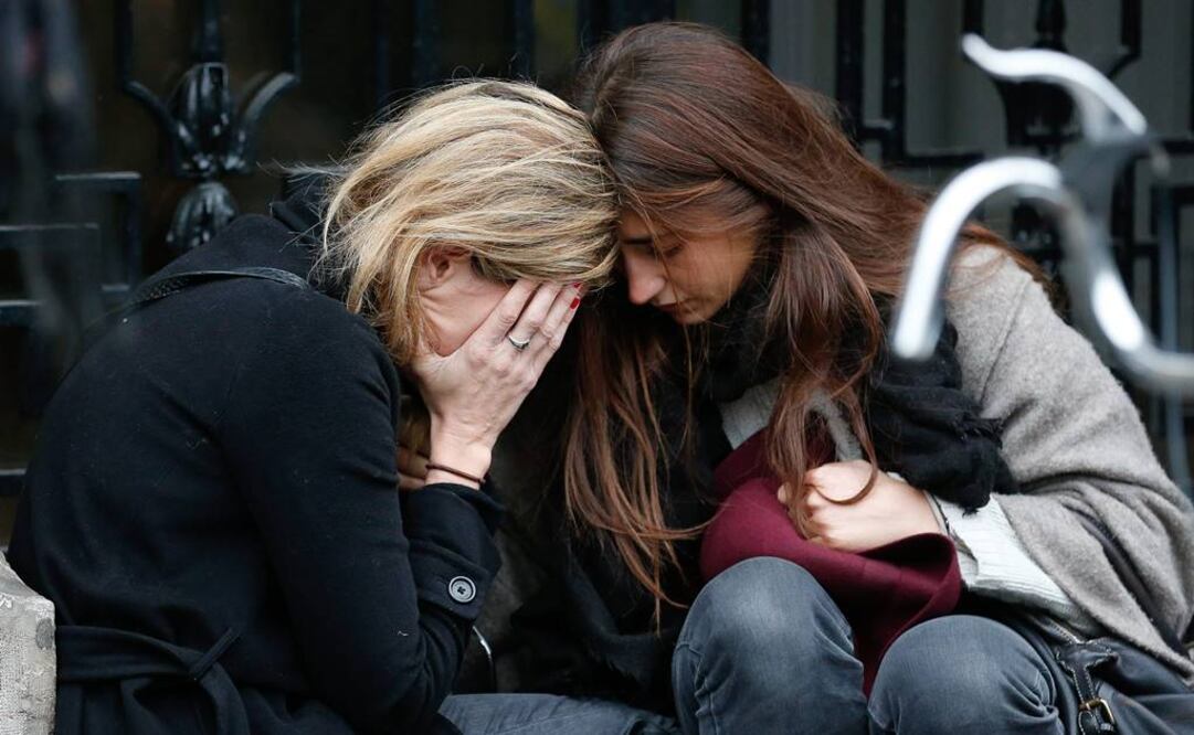 Eagles of Death Metal es uno de los varios proyectos de Homme, quien tuvo que tomarse un receso en estas fechas. En la imagen, mujeres cerca del Bataclan, la sala de conciertos que fue blanco de uno de los ataques ocurridos en París. FOTO: EFE.