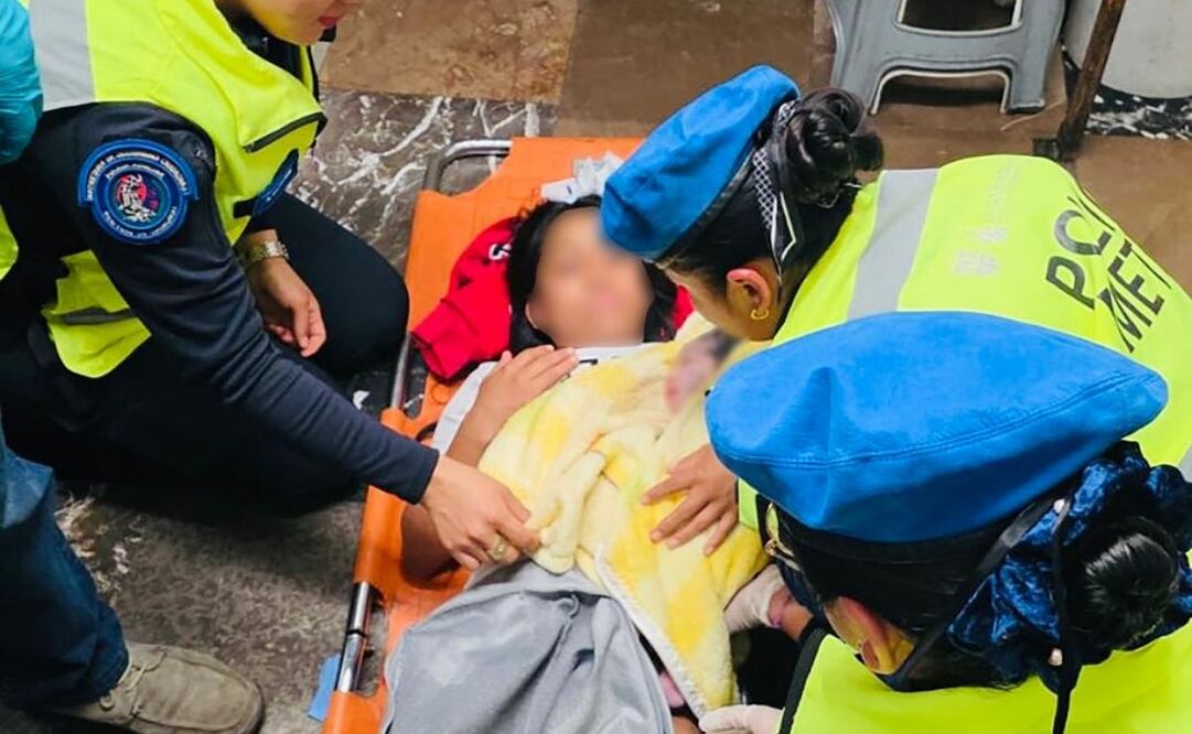 Personal del STC Metro y SSC apoyan a usuaria en labor de parto en estación Pantitlán.
Foto: Especial.