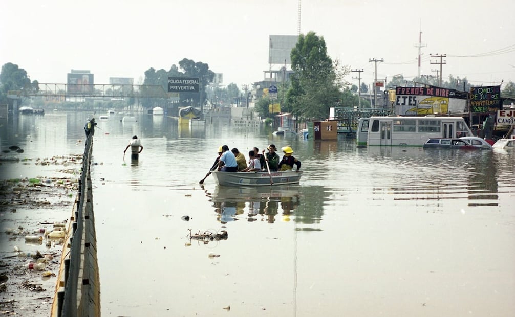 Inundación del 2000, tras fuga del Canal de la Compañía. En 2011, este río era “el foco rojo” del Estado de México, según CONAGUA, debido al hundimientos en la zona y su insostenible demanda. “El hundimiento ha dejado prácticamente inservibles los desagües superficiales”. Foto: Jorge González/Archivo EL UNIVERSAL.