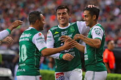 León pinta de esmeralda al Atlas