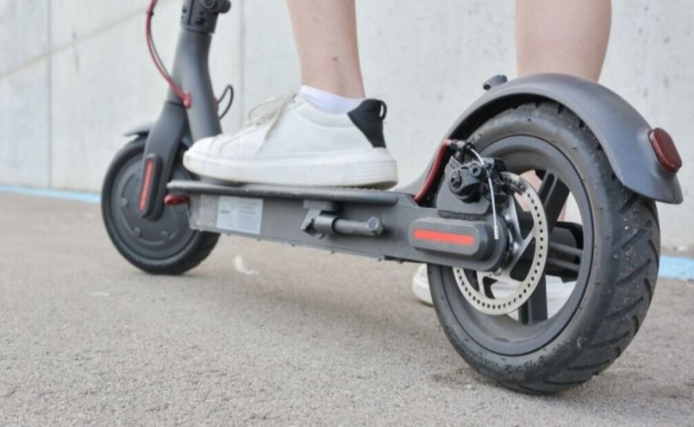 Detienen a hombre por cortar frenos de 140 scooters