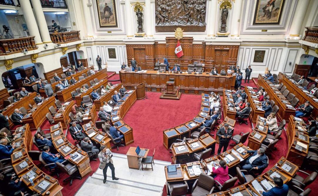 El Congreso de la República, en Lima. Casi todos los grupos políticos se sumaron al apoyo a medidas para remover a Boluarte por presunta “incapacidad moral”, tras señalar que no ha logrado frenar la ola criminal. Foto: John Reyes Mejia / EFE