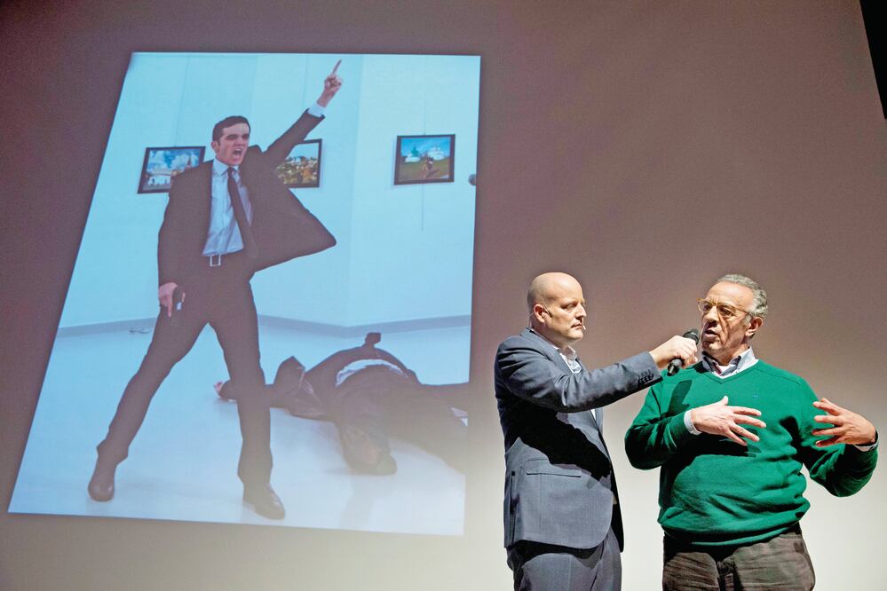 El fotógrafo Burhan Ozbilici (a la derecha) habló del momento en que tomó la fotografía, que le valió el premio del World Press Photo. (PETER DEJONG. AP)