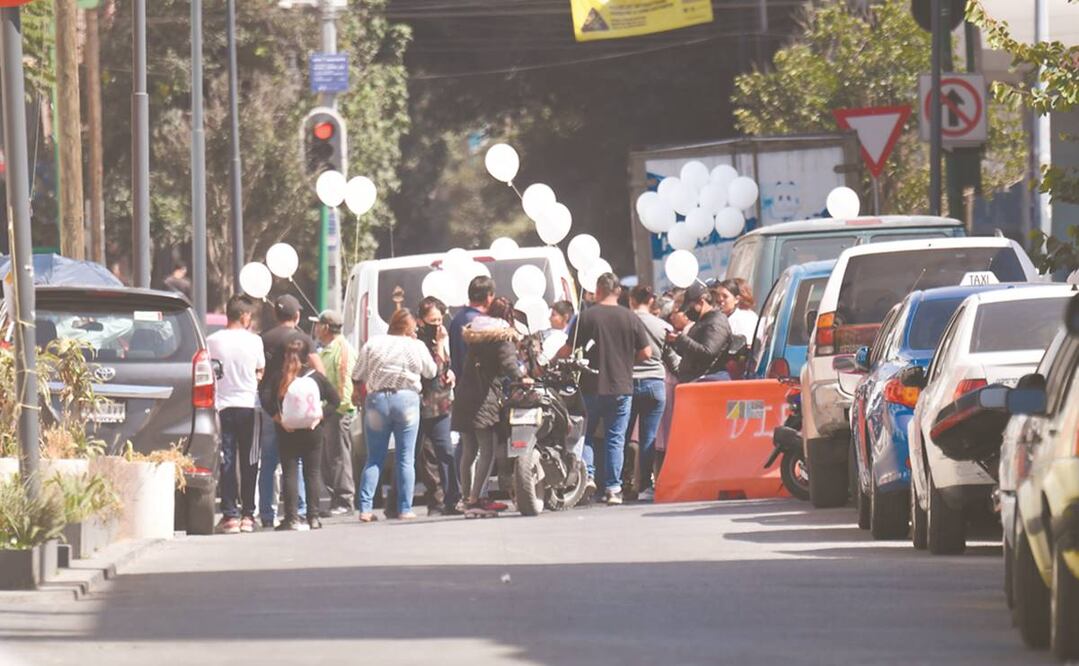 Familiares acudieron al domicilio de los menores para soltar globos blancos para despedirlos. Foto: ARMANDO MARTÍNEZ. EL UNIVERSAL