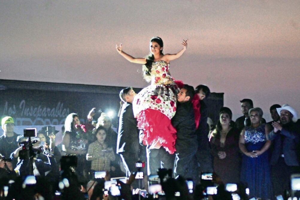 Rubí fue tratada como toda una estrella por los medios y los asistentes a su fiesta, amenizada por más de 100 músicos hasta la madrugada (DIEGO SIMÓN SÁNCHEZ. CUARTOSCURO)