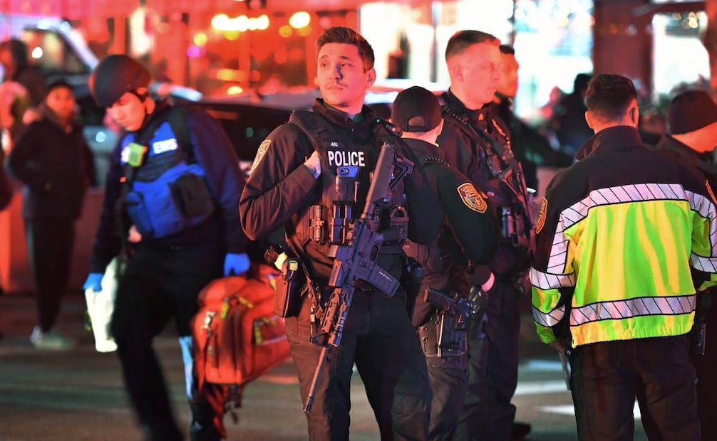 Policías se reúnen cerca de la Universidad Brown en Providence, Rhode Island, el sábado 13 de diciembre de 2025, durante la investigación de un tiroteo. Foto: AP