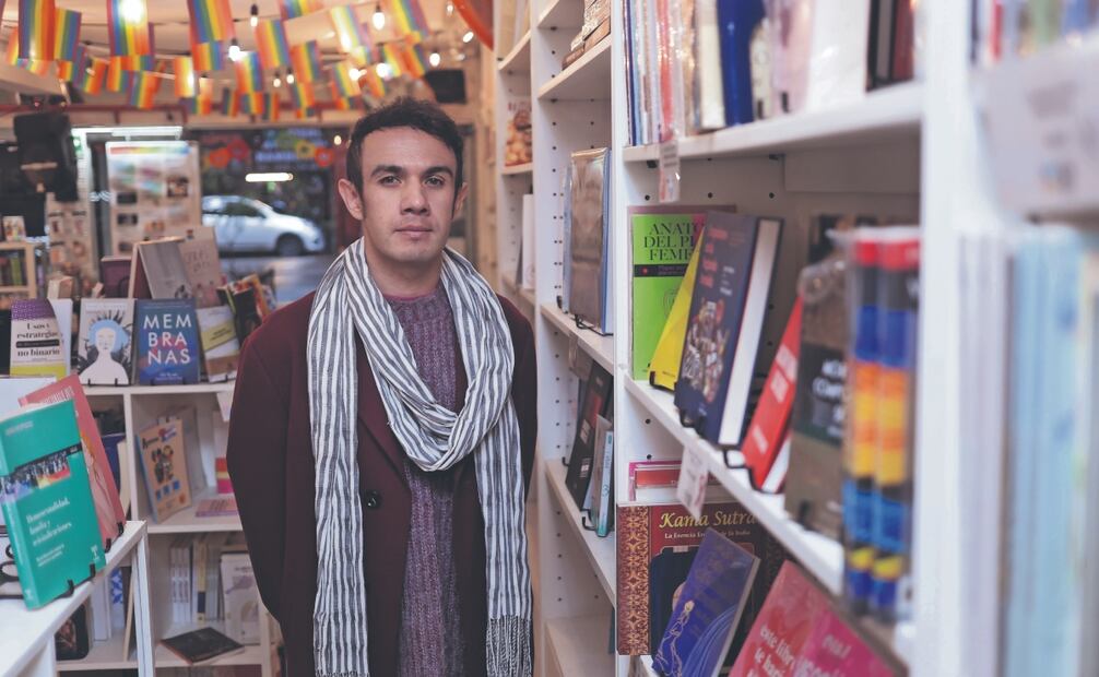“Somos una librería, nos dedicamos a la difusión, divulgación de la lectura, de los libros, del conocimiento; luego viene un conjunto de actividades variadas que acogen a mucho público, pero el núcleo es la literatura, el conocimiento y la discusión vinculada a lo que se produce desde lo bibliográfico”, dice Maai Ortíz, gestor cultural y programador de Somos Voces. Fotos: Fernanda Rojas. EL UNIVERSAL.