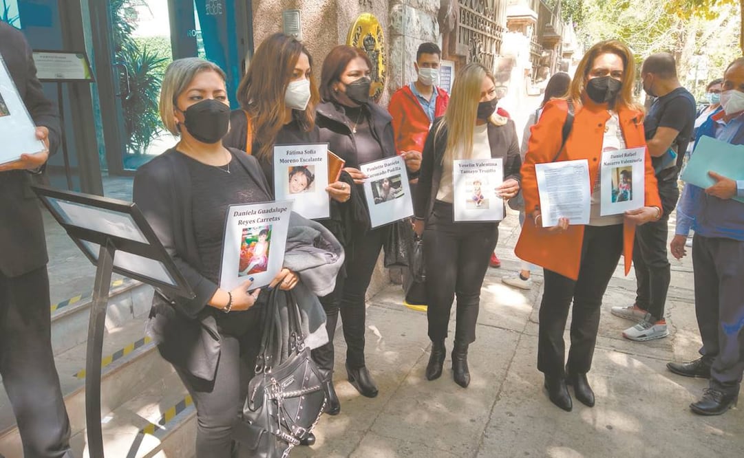 Padres de familia acudieron a la embajada de España. Foto: Juan Carlos Cortés/ EL UNIVERSAL.