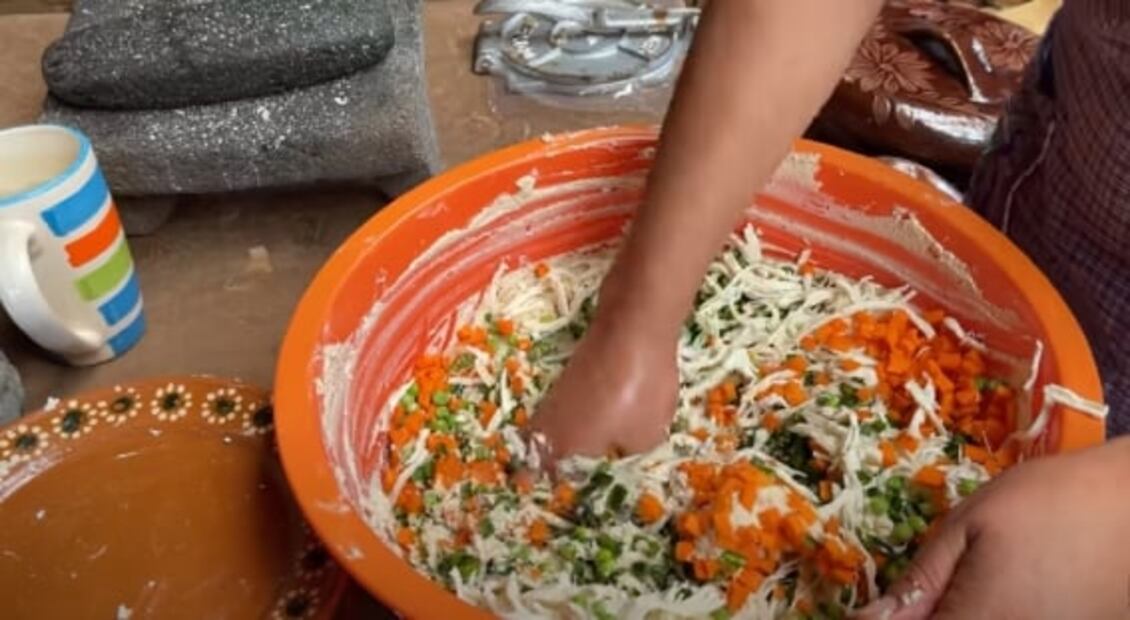 Prepara tamales sin hoja de maíz con la receta de Doña Ángela