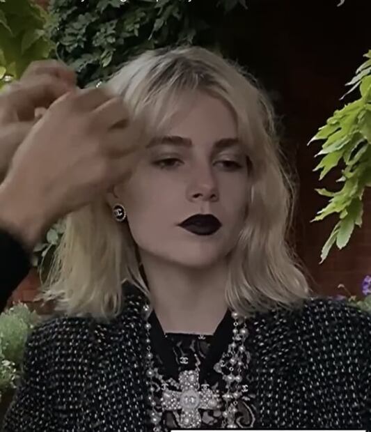 Ángela Aguilar luce labios negros, el tono ideal de la temporada 