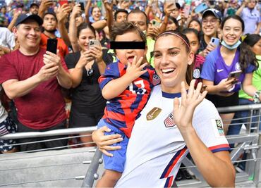 VIDEO: Alex Morgan cumple el sueño del pequeño fan en Monterrey ¡Le regaló su jersey!
