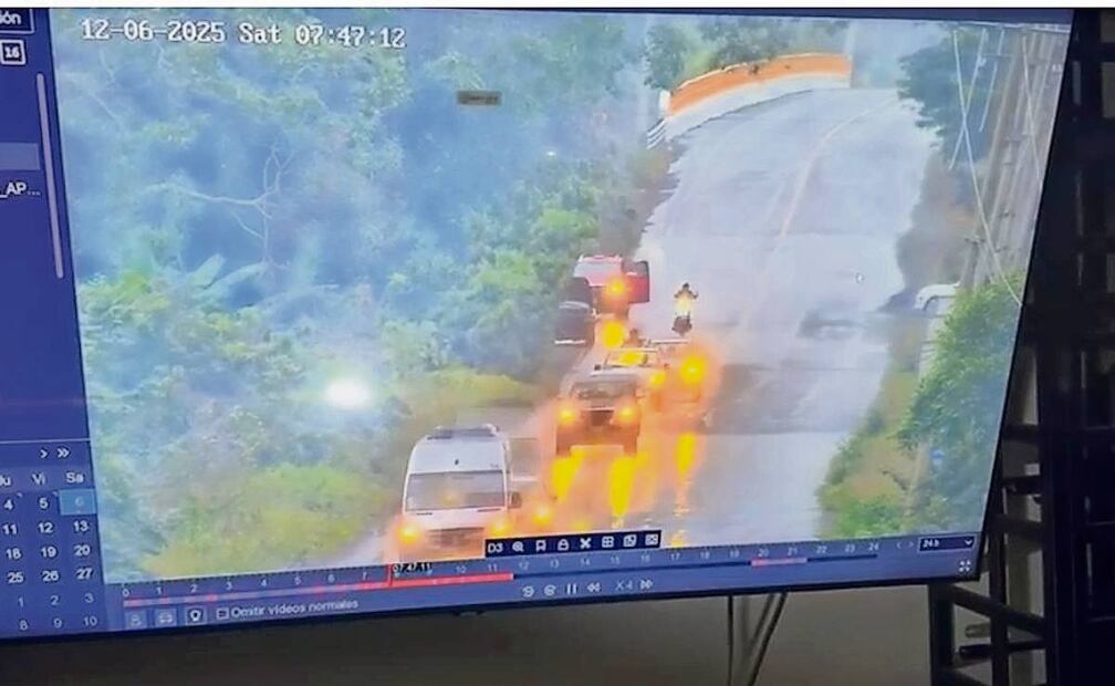 07:47. Una camioneta roja llega al lugar, desciende un hombre y se retira dos minutos después. Foto: Especial
