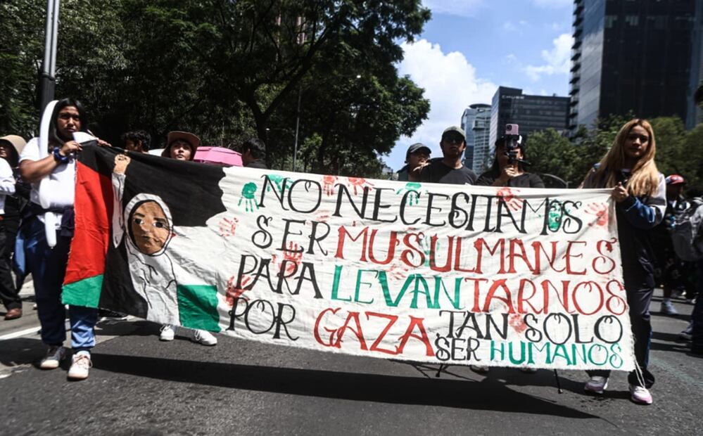 Estudiantes de diversas escuelas se manifiestan a las afueras de la embajada de Estados Unidos en México contra el genocidio en Gaza, en la Ciudad de México, el 7 de octubre de 2025. Foto: Gabriel Pano/EL UNIVERSAL