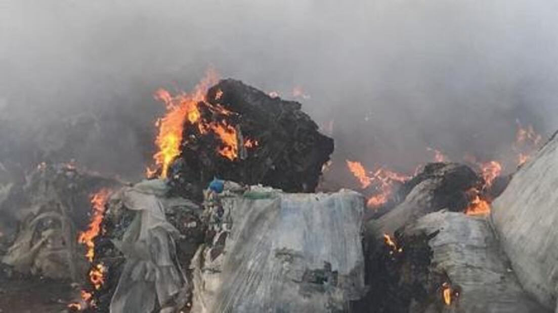 Incendio en basurero confronta a autoridades en Hidalgo  