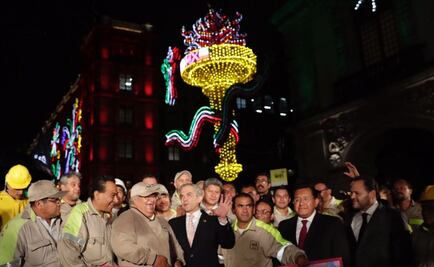 Encienden alumbrado patrio en Zócalo capitalino