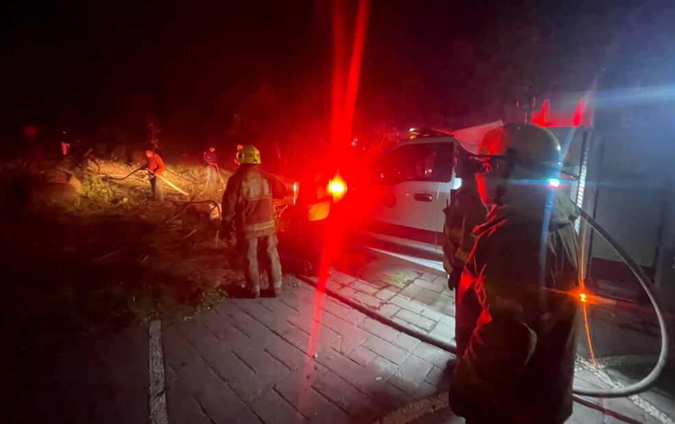 Imagen del incendio forestal en Tepoztlán que incrementó su intensidad debido a los fuertes vientos, el jueves 10 de abril de 2025, lo que provoca que la columna de humo se extienda hasta la zona metropolitana de Cuernavaca. Foto: cortesía CEPCEM