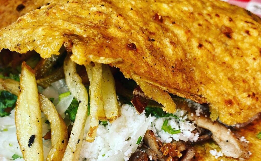 La gordita de chicharrón más grande de CDMX. Foto: Carnitas Los Panchos / Instagram
