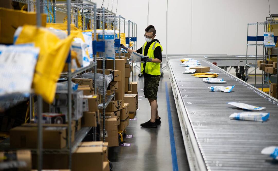 Trabajadores aprueban el primer sindicato de Amazon en NY. Foto: EFE