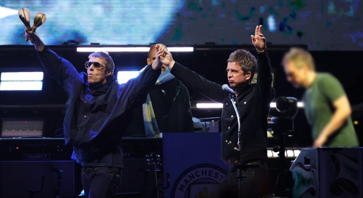 Liam y Noel Gallagher en su concierto, del 6 de septiembre, ofrecido en  Rose Bowl Stadium, en Pasadena, California.
Foto: AFP / Kevin Winter