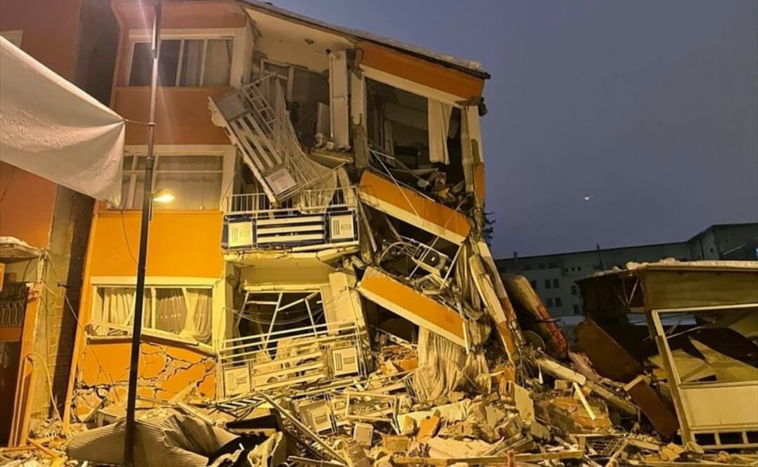Un edificio derrumbado después de un terremoto, en Pazarcik, en la provincia de Kahramanmaras, en el sur de Turquía. Foto: AP