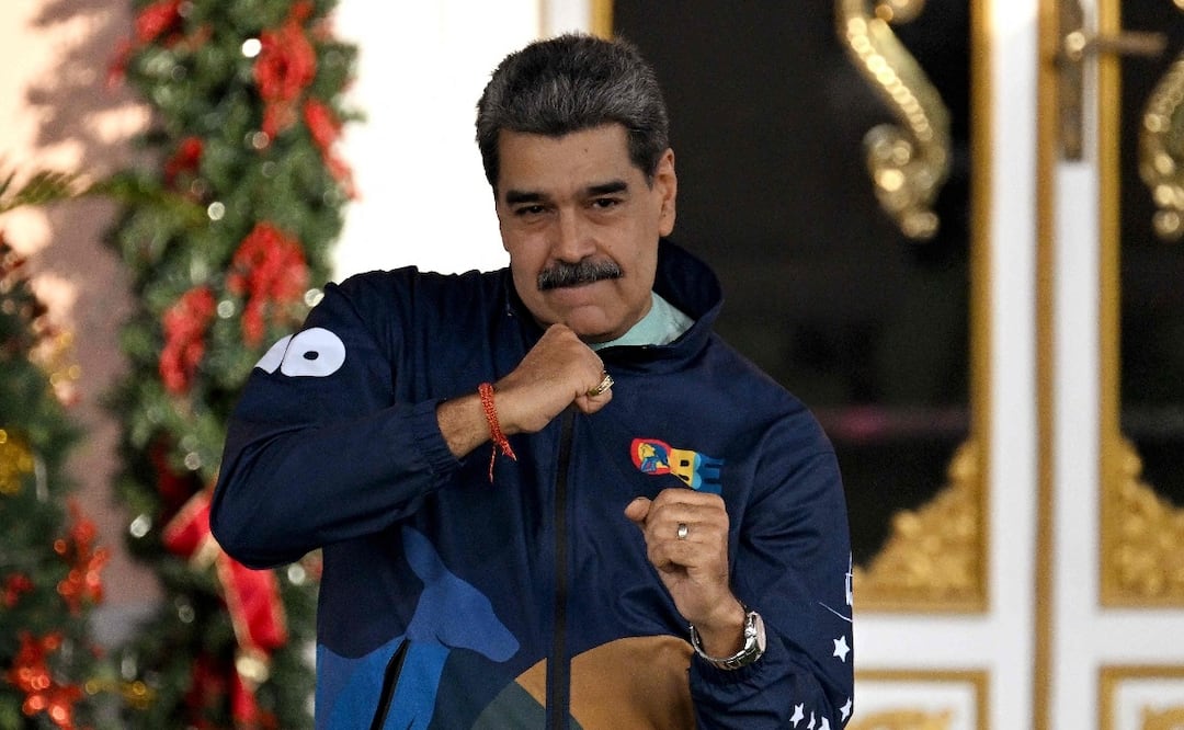 El presidente de Venezuela, Nicolás Maduro, baila durante las celebraciones del Día del Estudiante en el Palacio de Miraflores en Caracas (21/11/2025). Foto: AFP