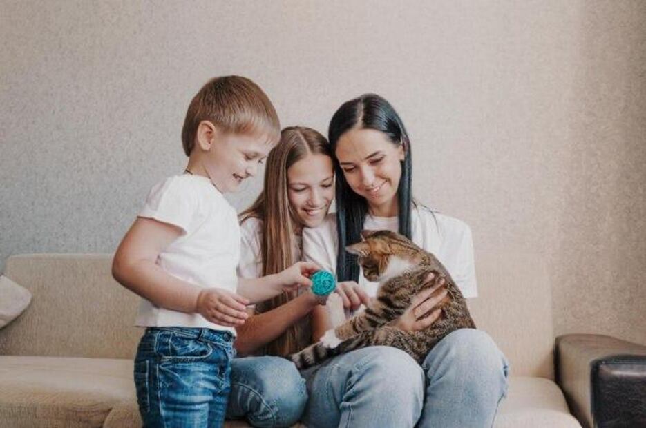 Los gatos ofrecen múltiples beneficios para la salud física y emocional de los niños. Fuente: Freepik.