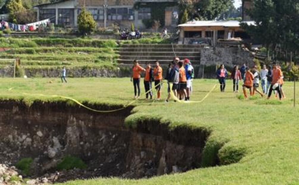 “Parece que cayó un meteorito en nuestra cancha de futbol”