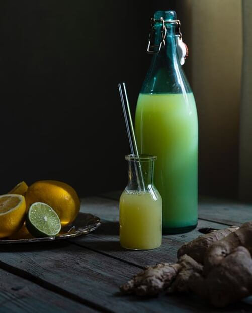 Prepara jugo de limón con jengibre y perejil para quemar grasa