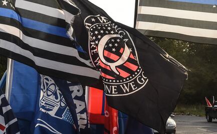 ¿En qué consiste la teoría conspirativa QAnon que prohibió YouTube?