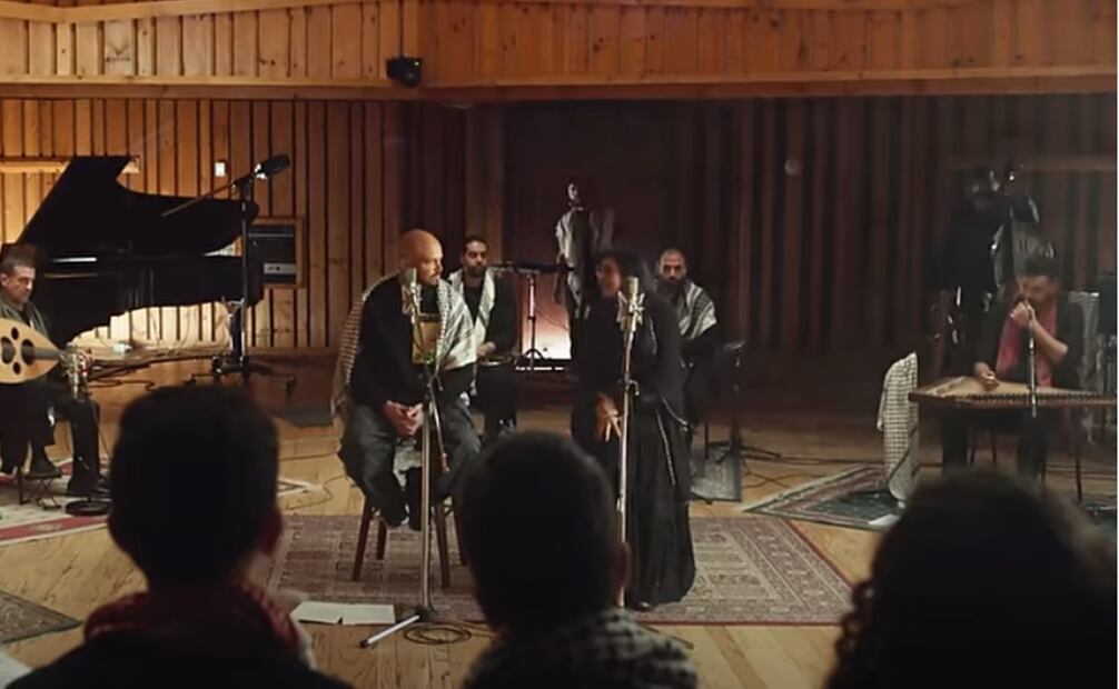 El músico lanzó "Bajo los escombros" con la que apoya al pueblo palestino. Foto: Captura de pantalla.