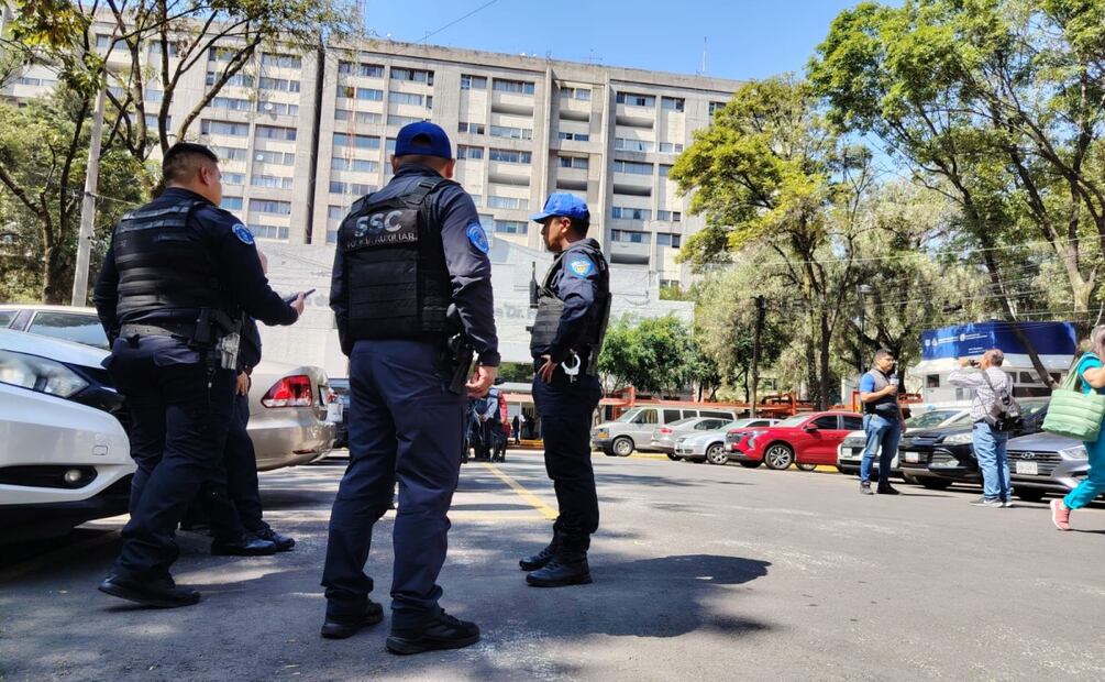 Suspenden actividades en clínica del ISSSTE por falsa amenaza de bomba. Foto:  Fabián Evaristo