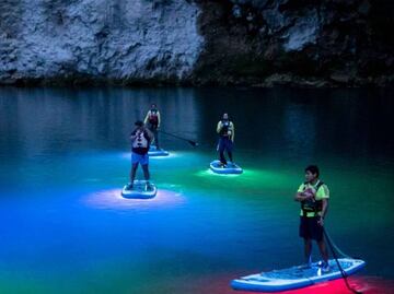 Huasteca Potosina: paddle board nocturno con luces de colores