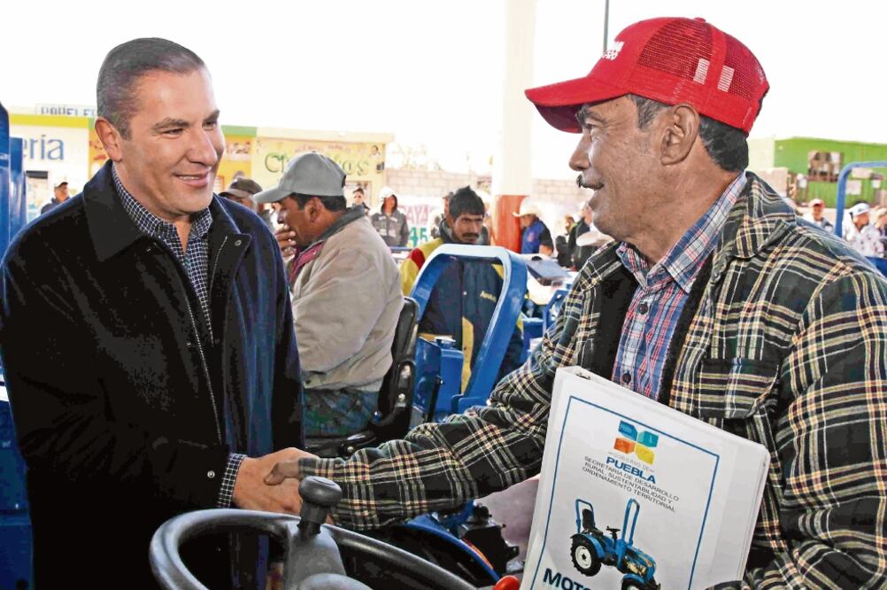 Rafael Moreno Valle, gobernador poblano, entregó ayer mototractores y vientres ovinos a productores de la región (ARCHIVO. EL UNIVERSAL)