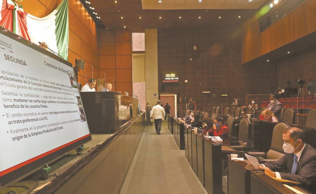 La mayoría de las quejas de la oposición durante la discusión se transmitieron a través de una gran pantalla. Foto: ESPECIAL